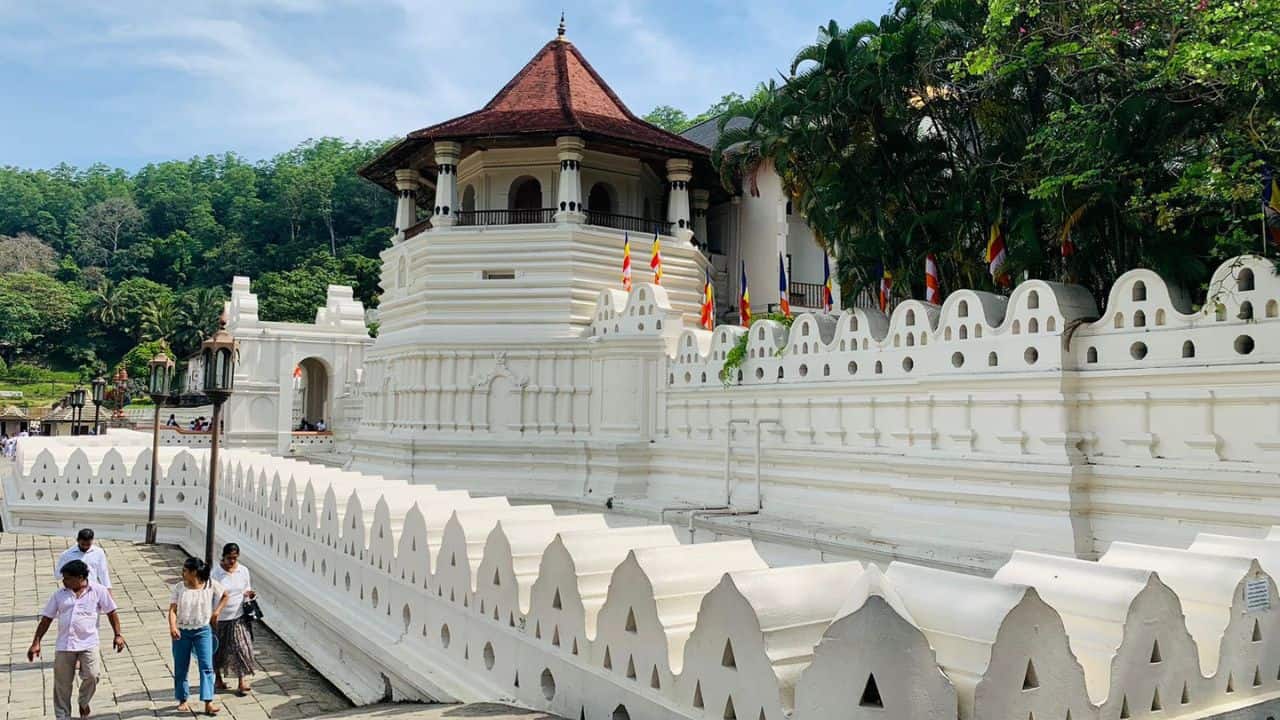 24 Dalada Maligawa